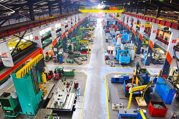 Pogled odozgo na veliku fabričku halu punu mašina