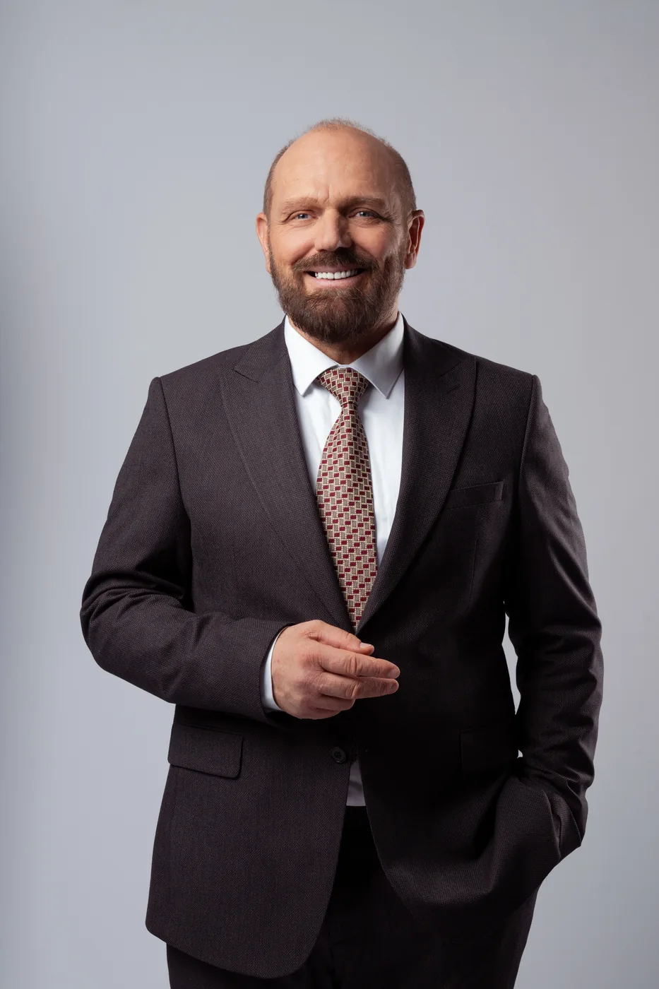 Studijski referentni portret na svijetloj pozadini