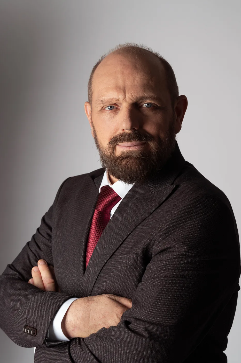 Studijski referentni portret na srednje sivoj pozadini