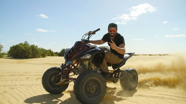 Zračni pogled dronom na ATV vozila na terenskoj stazi