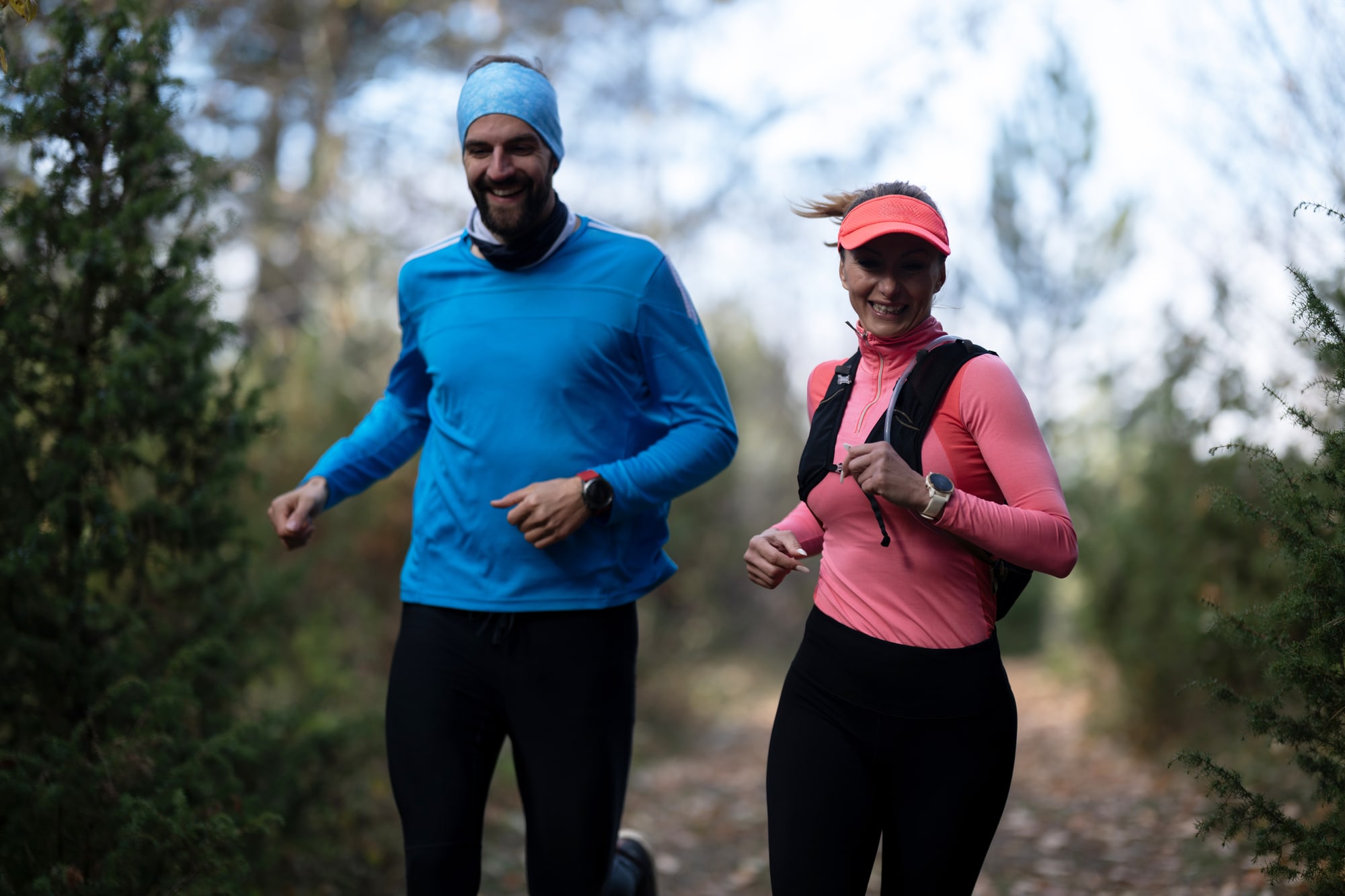 Dvoje trail trkača, kadar sportske kampanje